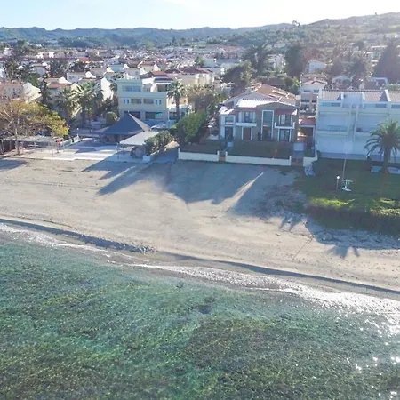 Omega - Beachfront, Garden, Bbq Вилла *